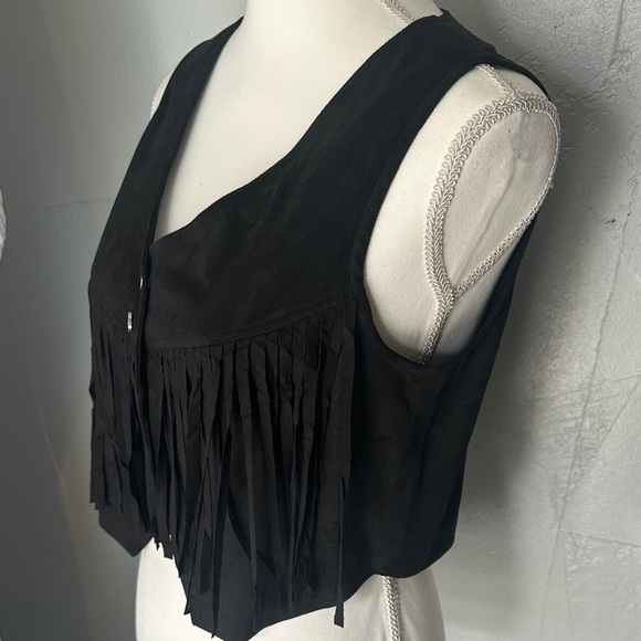 Elegant Black Fringe Sleeveless Top - Picture 2 of 9